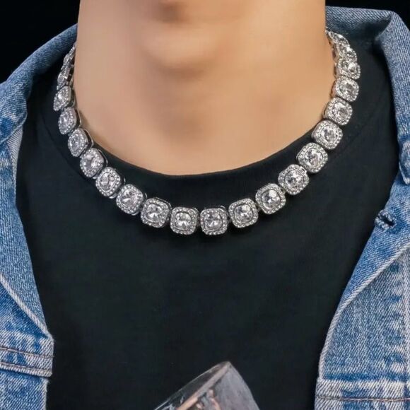 🔷 Elegant Silver Necklace with Crystal Accents 🔷 - Picture 3 of 5